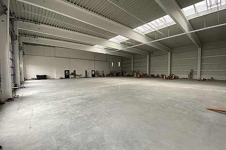 ca. 1.350 m² große, ebenerdige Hallenfläche mit Büro