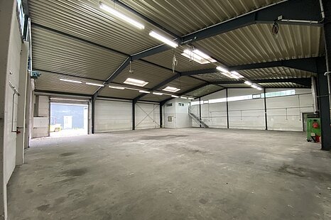 ca. 800 m&sup2; gro&szlig;e, ebenerdige Hallenfl&auml;che mit Meisterb&uuml;ro