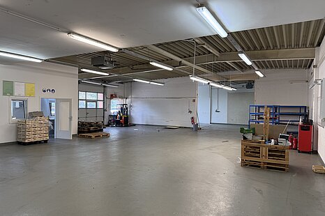 ca. 315 m² große, ebenerdige Hallenfläche mit Büro ca. 315 m² große, ebenerdige Hallenfläche mit Büro