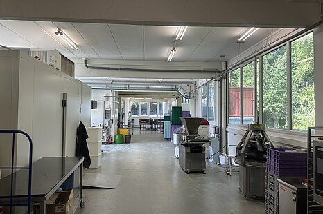 ca. 441 m² große, lebensmitteltaugliche Hallenfläche auf Rampenniveau mit Meisterbüro ca. 441 m² große, lebensmitteltaugliche Hallenfläche auf Rampenniveau mit Meisterbüro