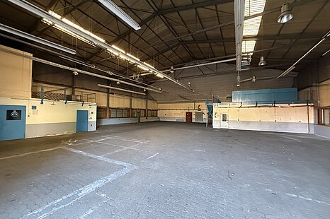 ca. 750 m&sup2; gro&szlig;e, ebenerdige Hallenfl&auml;che mit B&uuml;ro und optionaler Freifl&auml;che