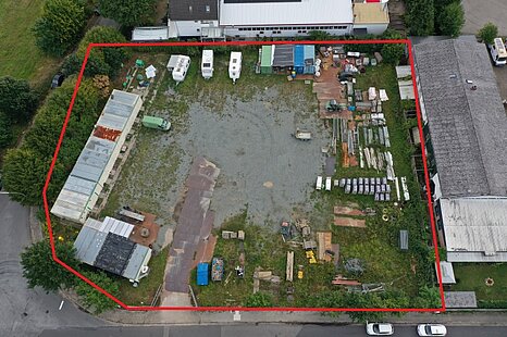 ca. 4.000 m² große, umzäunte Freifläche ca. 4.000 m² große, umzäunte Freifläche