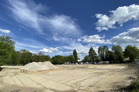 ca. 1.600 m&sup2; gro&szlig;e befestigte Freifl&auml;che in Flughafenn&auml;he