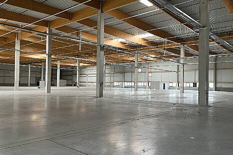 Ca. 4.500 qm Lager-/ Produktionsfl&auml;che | 2x ebenerdig | ca. 9,00 m UKB