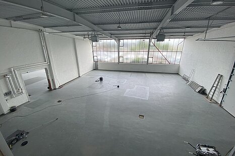 ca. 314 m&sup2; gro&szlig;e, ebenerdige Hallenfl&auml;che mit B&uuml;ro