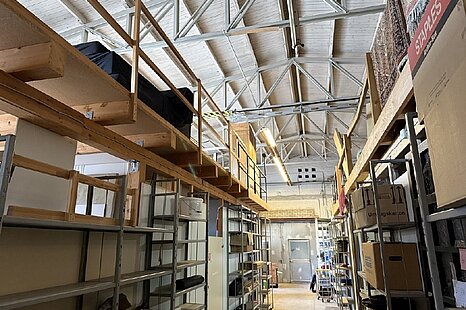 ca. 450 m&sup2; gro&szlig;e, ebenerdige Hallenfl&auml;che mit Meisterb&uuml;ro