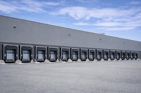 ca. 10.800 m&sup2; | Logistik-/Produktionshalle | Rampen | 9 m UKB