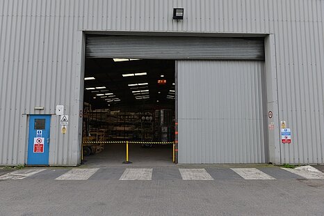 Halle mit Büro an der A10! Halle mit Büro an der A10!