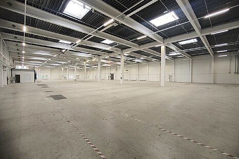 ca. 6.500 m&sup2; provisionsfreie Lager-/ Produktionsfl&auml;che mit Rampenandienung