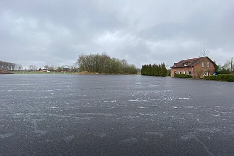BRACKEL  | ca. 18.500 m&sup2; FREIFL&Auml;CHE | ca. 2.400 m&sup2; HALLE  | AUTOBAHNN&Auml;HE