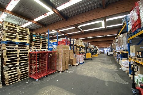 ca. 1.000 m&sup2; bis zu 2.000 m&sup2; gro&szlig;e Lagerhalle auf Rampenniveau mit B&uuml;ro
