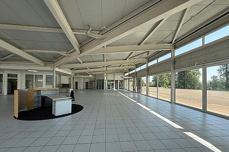 Repräsentative Werkstatt- und Verkaufsfläche mit ca. 1.500 m² zu vermieten Repräsentative Werkstatt- und Verkaufsfläche mit ca. 1.500 m² zu vermieten