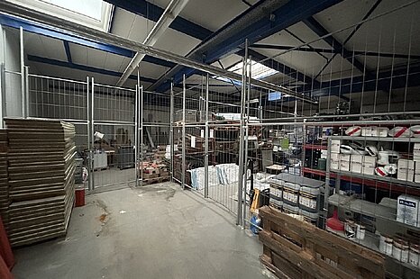 ca. 110 m&sup2; gro&szlig;e, ebenerdige Hallenfl&auml;che mit Rolltor