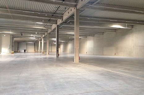 Bremerhaven, ca. 9.640 m&sup2; Hallenfl&auml;che mit B&uuml;ro und Freifl&auml;che zu vermieten
