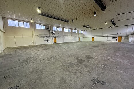 ebenerdige Tore | ca. 1.750 m&sup2; Produktions- und B&uuml;rofl&auml;che zu vermieten