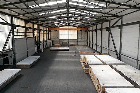 ca. 7.200 m&sup2; bebautes Gewerbeareal mit ebenerdigen Hallen & B&uuml;rogeb&auml;ude