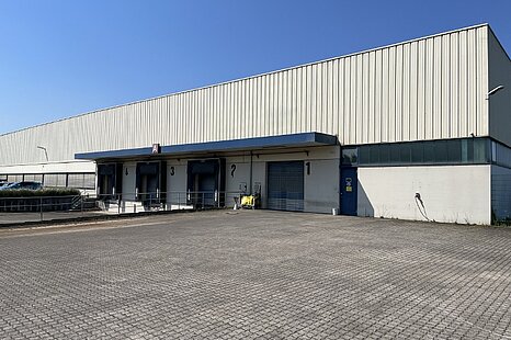 Zentral in Berlin-Neukölln: Halle ab sofort, 12 m UKB, Rampe & ebenerdige Tore Zentral in Berlin-Neukölln: Halle ab sofort, 12 m UKB, Rampe & ebenerdige Tore
