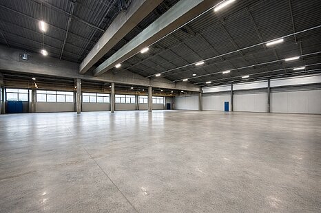 Provisionsfrei: Lager-/Logistikfl&auml;che mit &Uuml;berladebr&uuml;cken und ebenerdigem Zugang zu vermieten!