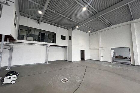 ca. 467 m&sup2; gro&szlig;e, ebenerdige Hallenfl&auml;che mit B&uuml;rofl&auml;che