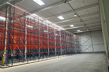 Amt Neuhaus, ca. 1.750 m&sup2; Industriehalle mit Hochregal zu vermieten