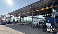 &uuml;berdachtes Au&szlig;enlager mit Kran