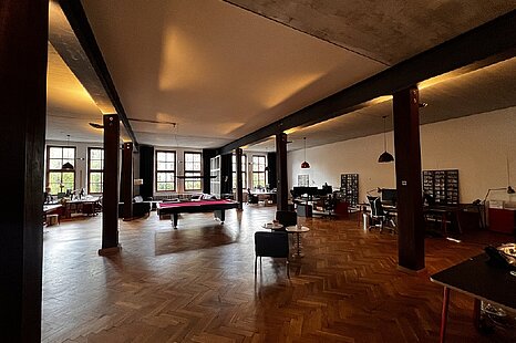 Hamburg-Ottensen, ca. 440 m&sup2; und 800 m&sup2; gro&szlig;e, hochwertige Atelier- /Showroom-/Theaterfl&auml;che