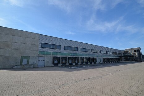 Ca. 15.000 qm Lager- / Logistik- / Produktionsflächen | Rampe + ebenerdig | ca. 12,00 m UKB Ca. 15.000 qm Lager- / Logistik- / Produktionsflächen | Rampe + ebenerdig | ca. 12,00 m UKB