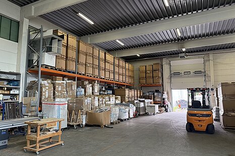 ca. 680 m² große, ebenerdige Lager-/Produktionsfläche mit Meisterbüro ca. 680 m² große, ebenerdige Lager-/Produktionsfläche mit Meisterbüro