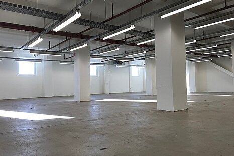 ca. 600 m² Hallenfläche mit Rampenandienung an den Elbbrücken ca. 600 m² Hallenfläche mit Rampenandienung an den Elbbrücken