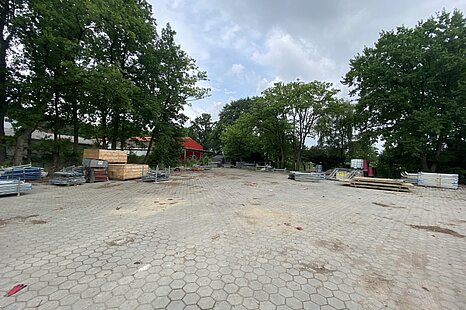 ca. 6.000 m&sup2; gro&szlig;e, umz&auml;unte Freifl&auml;che in Flughafenn&auml;he
