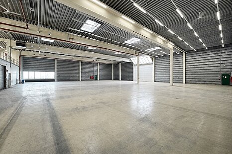 Kirchheim b. München, ca. 3.150 m² Halle zzgl. 200 m² Bürofläche zu vermieten Kirchheim b. München, ca. 3.150 m² Halle zzgl. 200 m² Bürofläche zu vermieten
