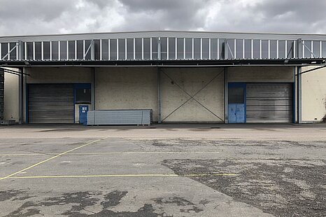 Halle mit ebenerdigen Toren im Berliner Norden Halle mit ebenerdigen Toren im Berliner Norden