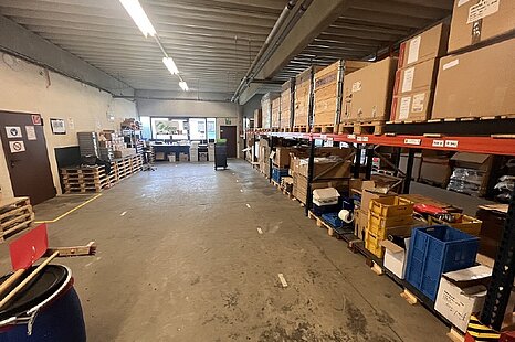ca. 260 m&sup2; gro&szlig;e, ebenerdige Hallenfl&auml;che mit B&uuml;ro