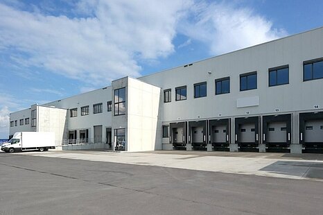 Hallenfläche mit Büro, teilbar ab 2.700 m² | 14 Rampentore inkl. Überladebrücke Hallenfläche mit Büro, teilbar ab 2.700 m² | 14 Rampentore inkl. Überladebrücke