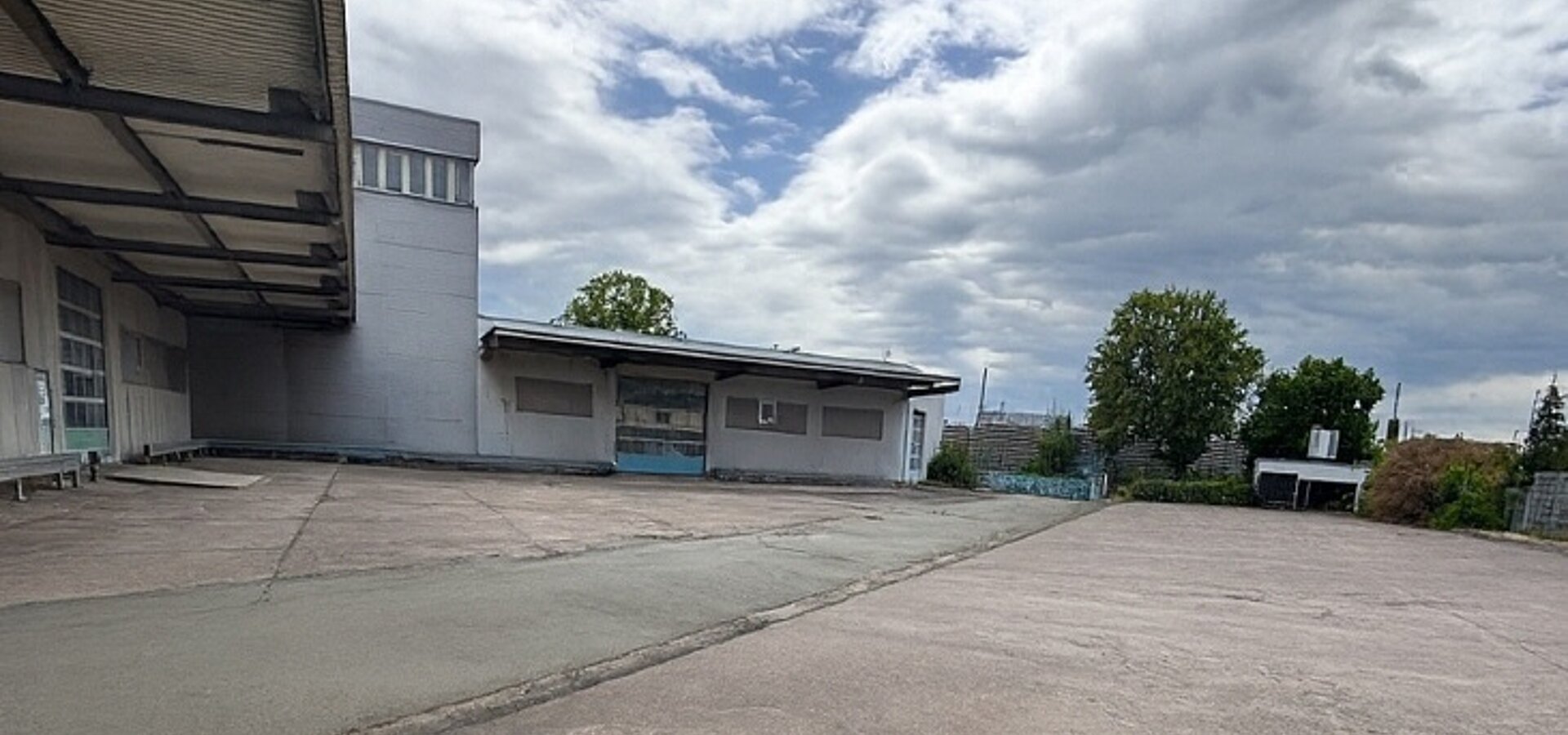Au&szlig;enansicht Halle 1 und 2