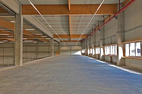 Moderne Lager- und Ausstellungsfläche mit ca. 3.400 m² zu vermieten Moderne Lager- und Ausstellungsfläche mit ca. 3.400 m² zu vermieten