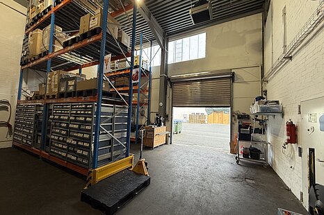ca. 400 m&sup2; gro&szlig;e Hallenfl&auml;che mit B&uuml;ro auf Rampenniveau und mit ebenerdiger Andienung