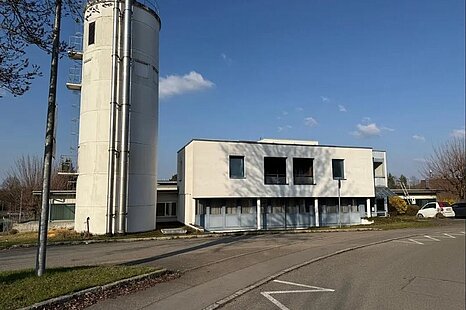 SINDELFINGEN | CA. 1.200 m&sup2; LAGER-/PRODUKTIONSHALLE | &Uuml;BERDACHTE AUSSENFL&Auml;CHE