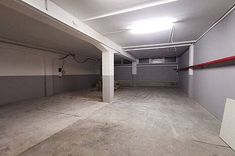 ca. 150 m&sup2; gro&szlig;e, ebenerdige Hallenfl&auml;che mit Rolltor