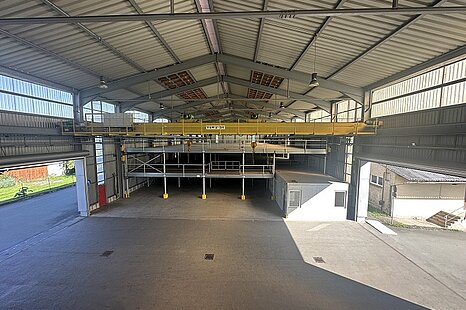 P&ouml;&szlig;neck | ca. 2.000 m&sup2; Hallenfl&auml;che | Mezzanin-Regalsystem | ebenerdig