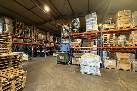 ca. 900 m&sup2; gro&szlig;e, ebenerdige Hallenfl&auml;che mit B&uuml;ro