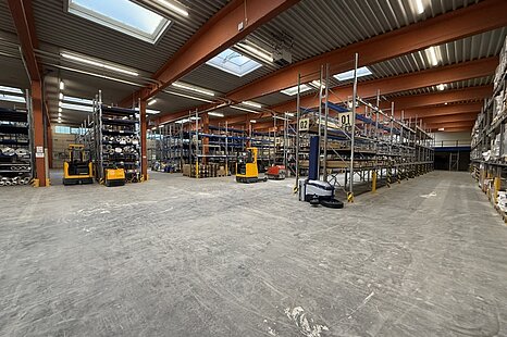 Vielseitige Gewerbeimmobilie mit ca. 1.800 m&sup2; Lagerfl&auml;che, B&uuml;ro und Schulungsr&auml;umen