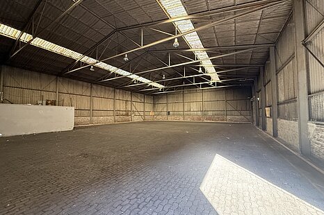 ca. 1.750 m&sup2; ebenerdige Kalthalle zzgl. ca. 3.650 m&sup2; schwerlastf&auml;higer Freifl&auml;che