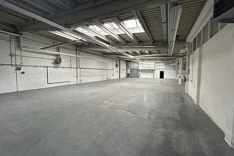 ca. 800 m&sup2; gro&szlig;e Hallenfl&auml;che mit B&uuml;ro auf Rampenniveau