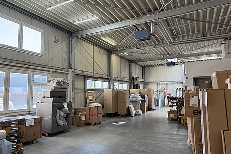 ca. 200 m² große Hallenfläche auf Rampenniveau ca. 200 m² große Hallenfläche auf Rampenniveau