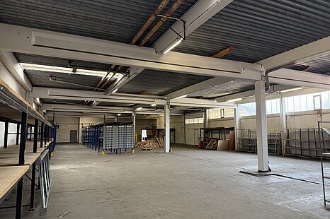 ca. 950 m&sup2; gro&szlig;e Hallenfl&auml;che in Barsb&uuml;ttel auf Rampenniveau mit B&uuml;ro und optionaler Freifl&auml;che