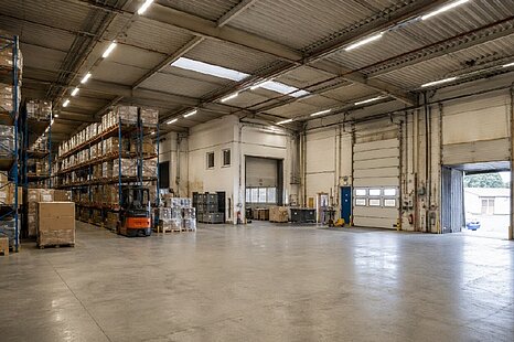 Fuldabrück, ca. 835 m² ebenerdige Lagerhalle mit Büro und Sanitärflächen zu vermieten Fuldabrück, ca. 835 m² ebenerdige Lagerhalle mit Büro und Sanitärflächen zu vermieten