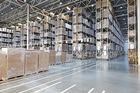 Roth-S&uuml;d, ca. 4.000 m&sup2; Lagerfl&auml;che zzgl. B&uuml;ro zu vermieten - teilbar ab ca. 2.000 m&sup2;