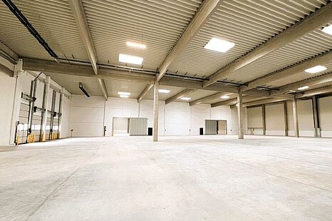 repr&auml;senative Lager-/Produktionsfl&auml;che mit B&uuml;ro und Rampe - 4.950 m&sup2;