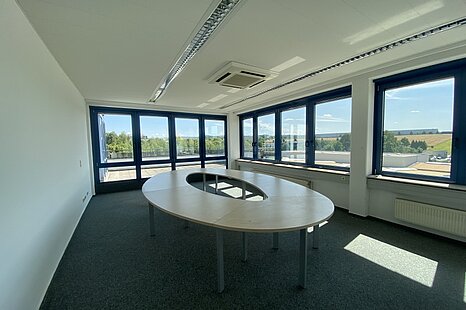Baunatal, Fahrerunterkunft und Bürofläche direkt an der A49 mit ausreichend Parkfläche zu verkaufen Baunatal, Fahrerunterkunft und Bürofläche direkt an der A49 mit ausreichend Parkfläche zu verkaufen